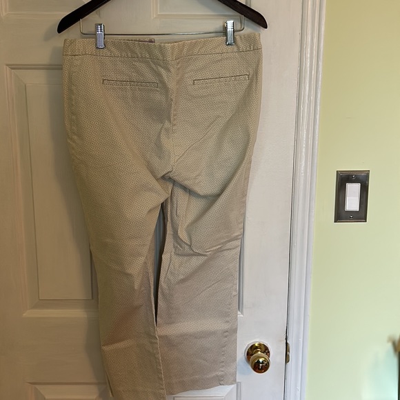 City fit J. crew ankle pant. Whit and grey diamond design - Picture 3 of 4